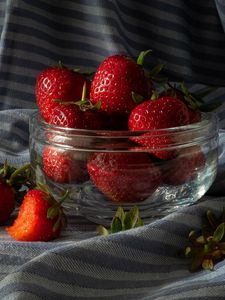 Preview wallpaper strawberry, berries, ripe, red, bowl, summer