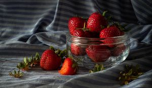 Preview wallpaper strawberry, berries, ripe, red, bowl, summer