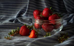 Preview wallpaper strawberry, berries, ripe, red, bowl, summer