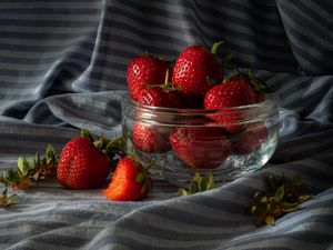 Preview wallpaper strawberry, berries, ripe, red, bowl, summer