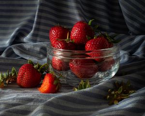 Preview wallpaper strawberry, berries, ripe, red, bowl, summer