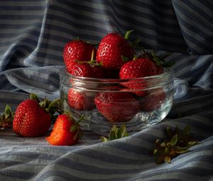 Preview wallpaper strawberry, berries, ripe, red, bowl, summer