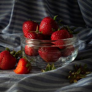 Preview wallpaper strawberry, berries, ripe, red, bowl, summer