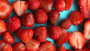 Preview wallpaper strawberry, berries, slices, red