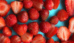 Preview wallpaper strawberry, berries, slices, red