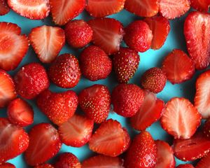 Preview wallpaper strawberry, berries, slices, red