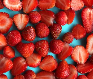 Preview wallpaper strawberry, berries, slices, red