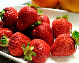 Preview wallpaper strawberry, berries, summer, red, plate