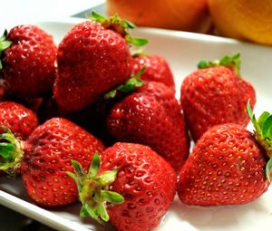 Preview wallpaper strawberry, berries, summer, red, plate