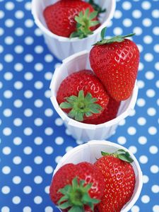 Preview wallpaper strawberry, berry, bowls