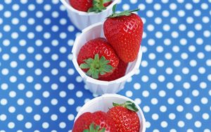 Preview wallpaper strawberry, berry, bowls