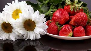 Preview wallpaper strawberry, berry, chamomile, food, sweet