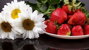 Preview wallpaper strawberry, berry, chamomile, food, sweet