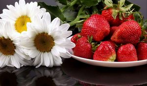 Preview wallpaper strawberry, berry, chamomile, food, sweet