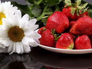 Preview wallpaper strawberry, berry, chamomile, food, sweet