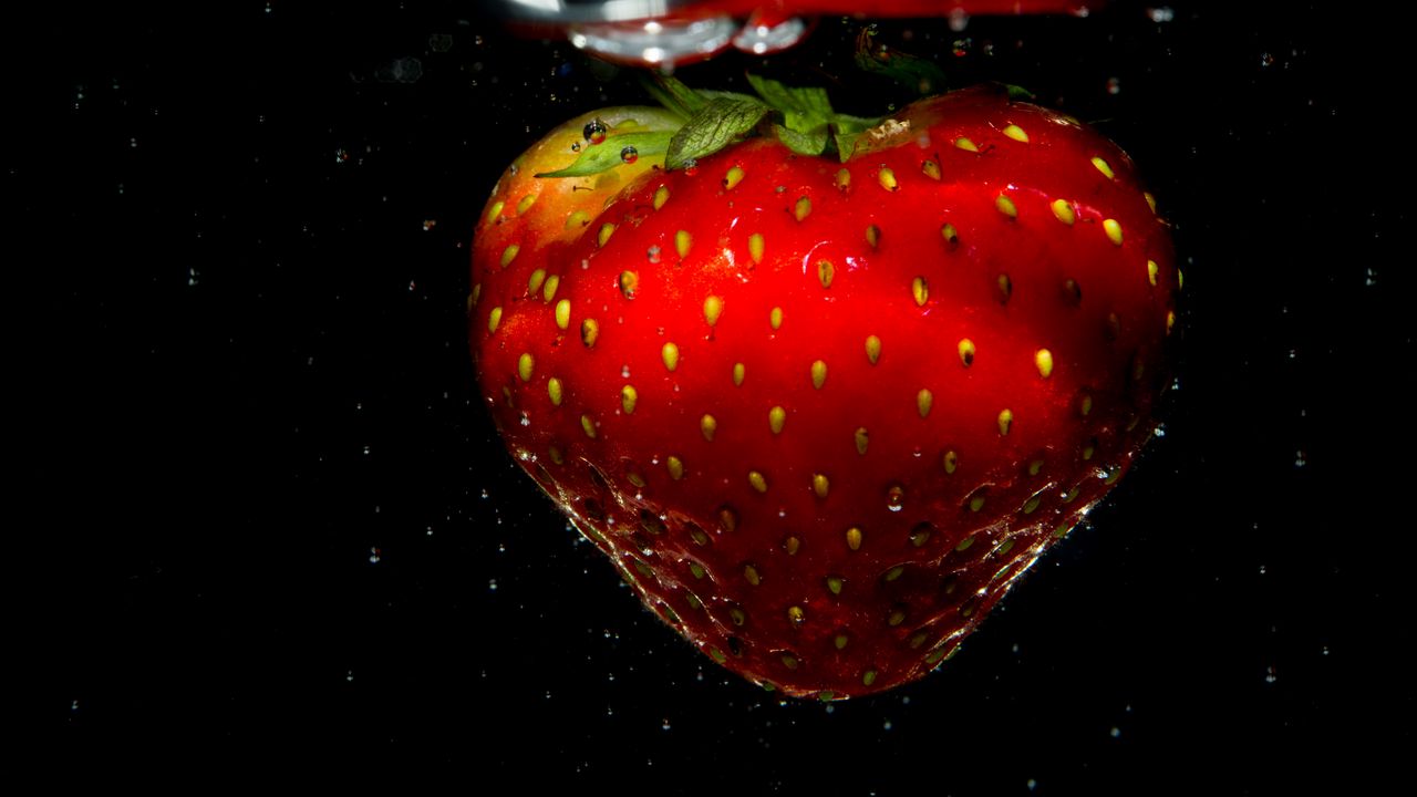 Wallpaper strawberry, berry, closeup, water
