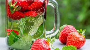 Preview wallpaper strawberry, berry, cup, drink