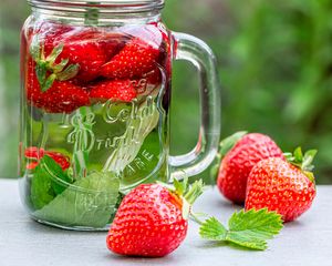 Preview wallpaper strawberry, berry, cup, drink