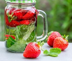 Preview wallpaper strawberry, berry, cup, drink