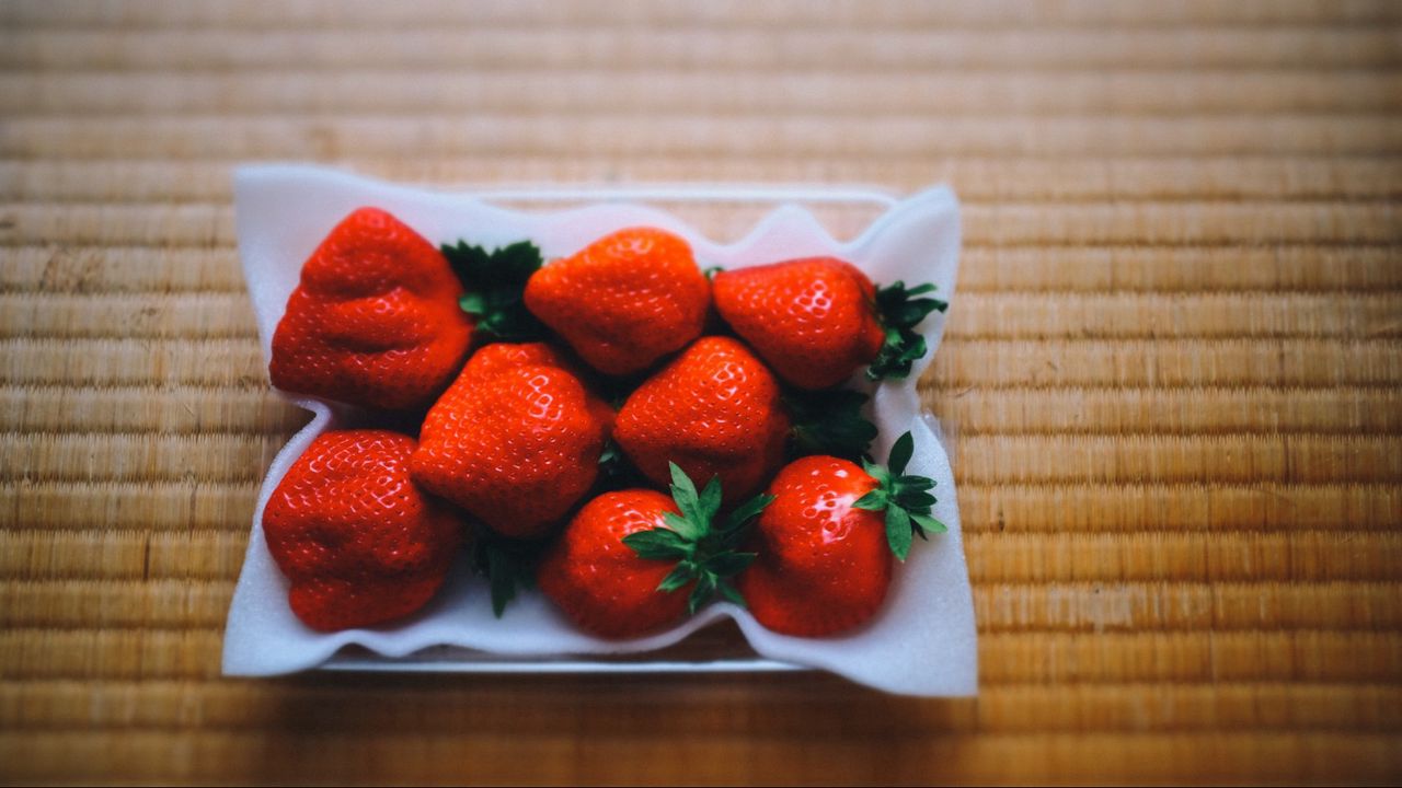 Wallpaper strawberry, berry, dish, table