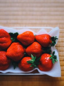 Preview wallpaper strawberry, berry, dish, table