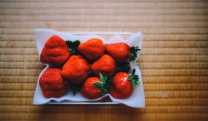 Preview wallpaper strawberry, berry, dish, table