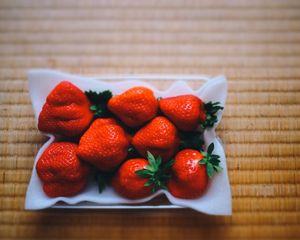 Preview wallpaper strawberry, berry, dish, table