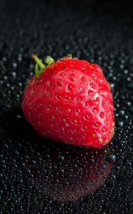 Preview wallpaper strawberry, berry, drops, water, macro