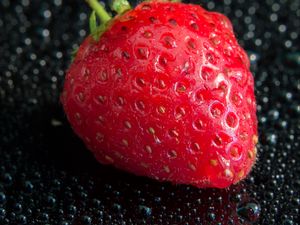 Preview wallpaper strawberry, berry, drops, water, macro