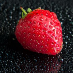 Preview wallpaper strawberry, berry, drops, water, macro