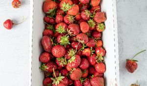 Preview wallpaper strawberry, berry, fruit, box