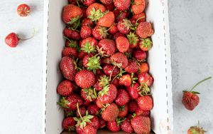 Preview wallpaper strawberry, berry, fruit, box