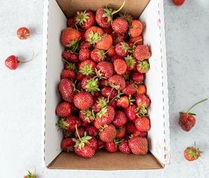 Preview wallpaper strawberry, berry, fruit, box