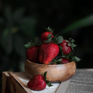 Preview wallpaper strawberry, berry, fruit, dish, newspaper