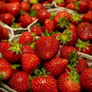 Preview wallpaper strawberry, berry, fruit, red, basket