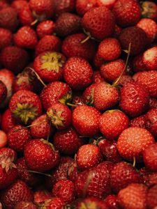 Preview wallpaper strawberry, berry, fruit, macro, близко
