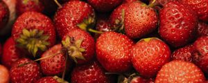 Preview wallpaper strawberry, berry, fruit, macro, близко