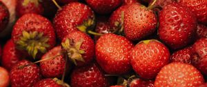 Preview wallpaper strawberry, berry, fruit, macro, близко