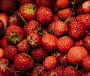 Preview wallpaper strawberry, berry, fruit, macro, близко