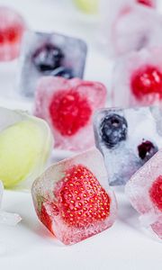 Preview wallpaper strawberry, berry, ice, fruit