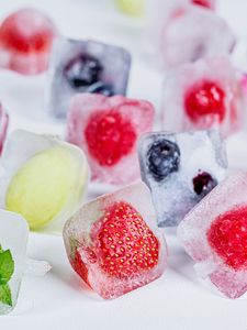 Preview wallpaper strawberry, berry, ice, fruit