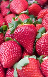 Preview wallpaper strawberry, berry, juicy, ripe