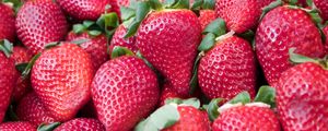 Preview wallpaper strawberry, berry, juicy, ripe