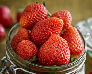 Preview wallpaper strawberry, berry, juicy, jar