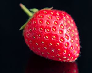 Preview wallpaper strawberry, berry, macro, red, black