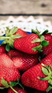 Preview wallpaper strawberry, berry, plate, napkin