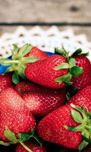 Preview wallpaper strawberry, berry, plate, napkin