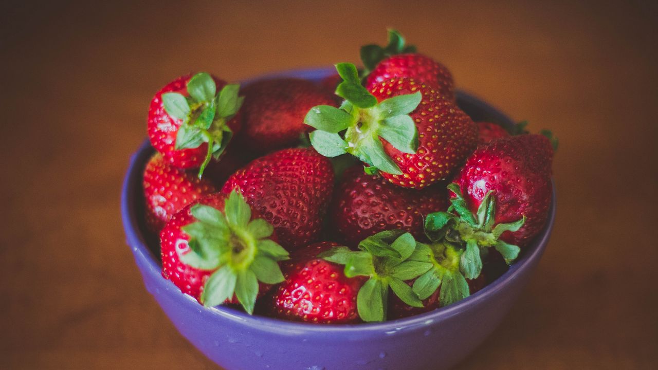 Wallpaper strawberry, berry, plate, ripe, tasty