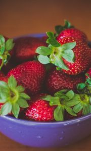 Preview wallpaper strawberry, berry, plate, ripe, tasty