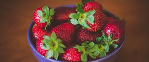 Preview wallpaper strawberry, berry, plate, ripe, tasty